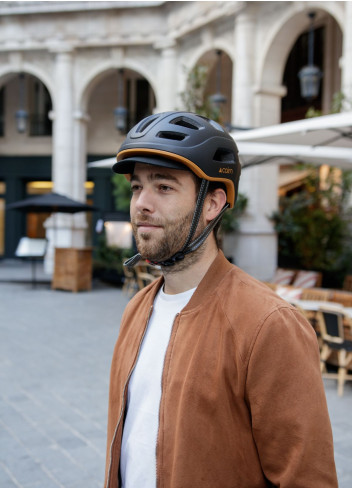 Lightweight, ventilated urban bike helmet with LED - CAIRN