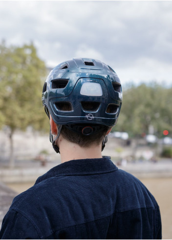 Lightweight, ventilated urban bike helmet with LED - CAIRN