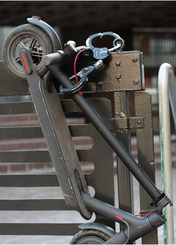 Handcuff-Style Lock with 2-Link Chain - Master Lock