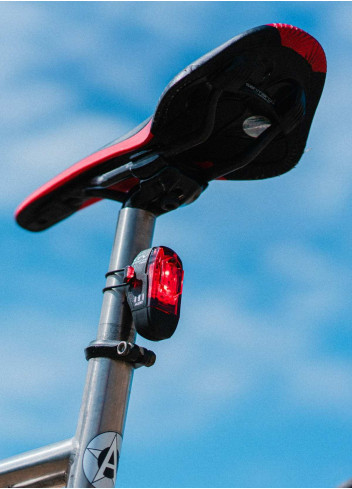 Lampe vélo arrière avec feux intelligents Alert - Lezyne