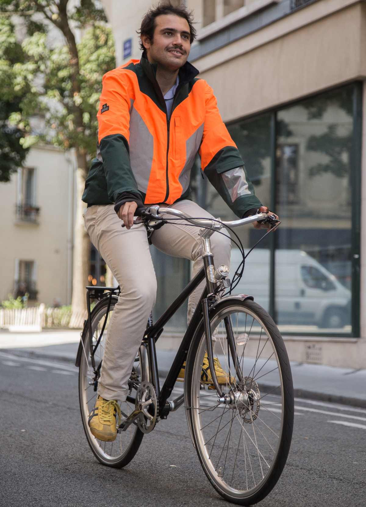 Soit visible à vélo avec des vêtements et composants réfléchissants