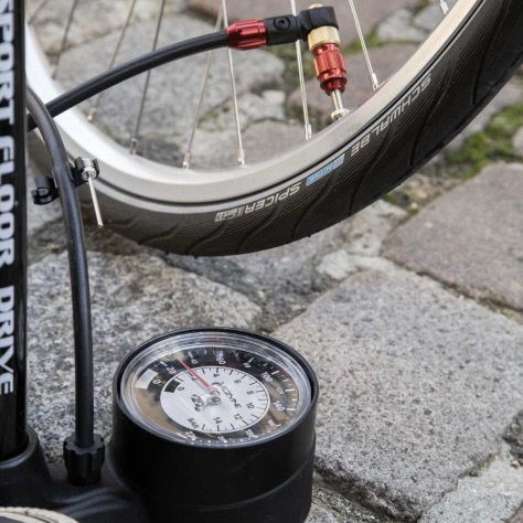 Gonfler un pneu de vélo avec une valve Schrader ou une valve automatique 